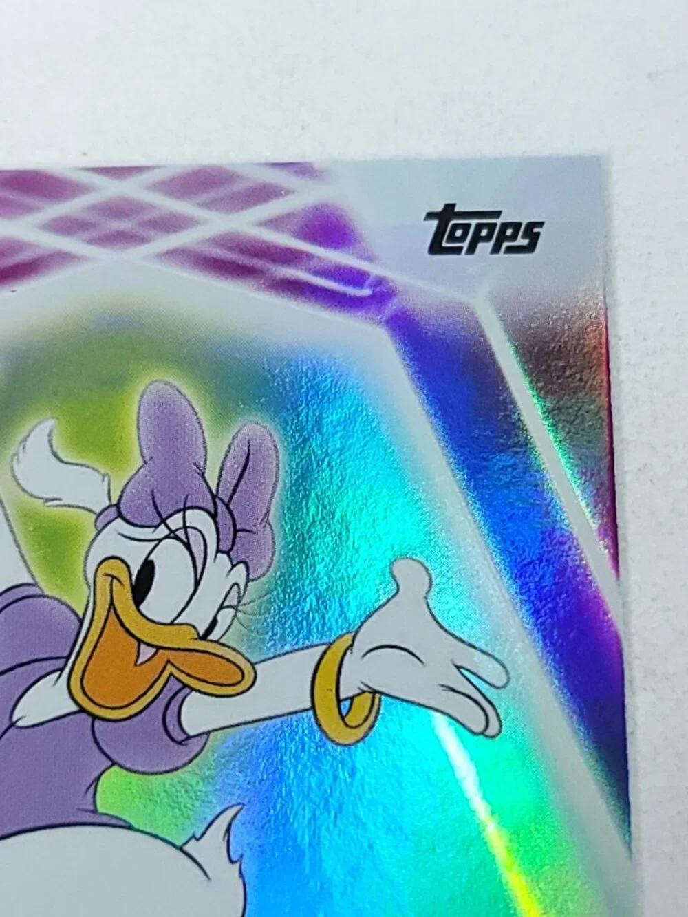 Daisy Duck Topps 2026 Disney Neon Holo Parallel Refractor Limited 92/99 - Picture 3 of 5